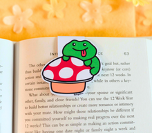 Load image into Gallery viewer, A set of 6 adorable magnetic bookmarks featuring different animals enjoying snack time, including a bear with honey, a cat with fish, and more. These eco-friendly bookmarks have a playful, hand-drawn style, perfect for adding a fun and colorful touch to your reading! 🐻🐱🍪📖✨