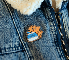 Load image into Gallery viewer, A cute wooden pin featuring an adorable kitty with big eyes, eagerly looking at a bowl of food. This eco-friendly pin has a playful, hand-carved design, perfect for adding a touch of feline charm to your bag or jacket! 🐱🍽️✨