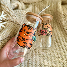Load image into Gallery viewer, Belugabee Glass Cup Set: Two 16 oz glass cups featuring bamboo lids, glass straws, and adorned with the playful Hamster Boba and Tiger Fish bamboo stickers. Elevate your sipping experience with this charming and eco-friendly ensemble. 🥤🐹🐯🐟 #GlassCupSet #BambooLid #EcoFriendlySipping #AnimalBambooStickers