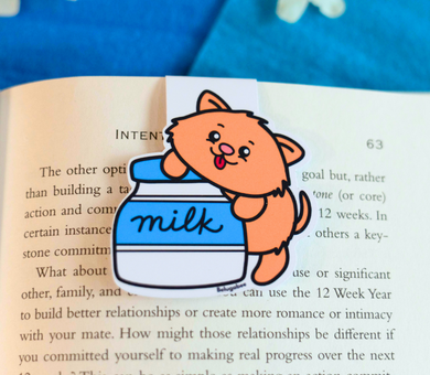 A playful magnetic bookmark featuring a hungry kitty with big eyes, ready to pounce on its next meal. This eco-friendly bookmark has a cute, hand-drawn style, perfect for adding a touch of feline fun to your reading! 🐱🍽️📖✨