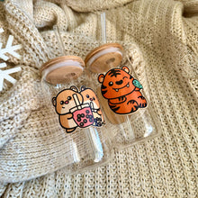 Load image into Gallery viewer, Belugabee Glass Cup Set: Two 16 oz glass cups featuring bamboo lids, glass straws, and adorned with the playful Hamster Boba and Tiger Fish bamboo stickers. Elevate your sipping experience with this charming and eco-friendly ensemble. 🥤🐹🐯🐟 #GlassCupSet #BambooLid #EcoFriendlySipping #AnimalBambooStickers
