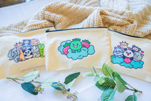Load image into Gallery viewer, Colorful zoo animals pencil case featuring a vibrant design with playful illustrations of lions, elephants, giraffes, and other zoo animals, perfect for keeping your stationery organized in style.
